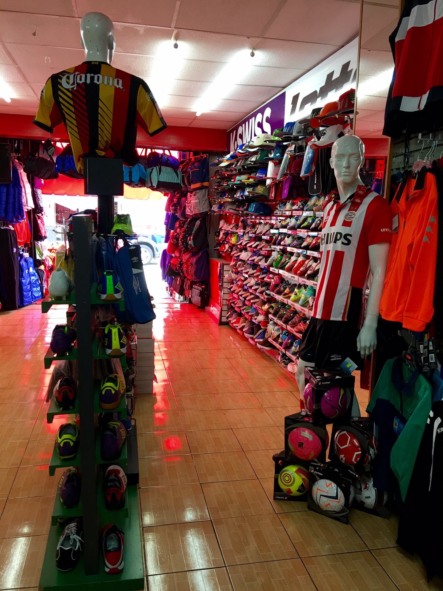 Soccercity, Outlet Deportivo